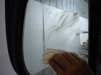 カーフィルム施工-リアドア小窓（セダン）03」　ガラス面の洗浄